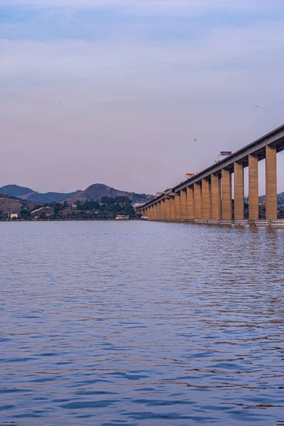 Başkan Costa ve Silva Köprüsü, halk arasında Rio-Niteri Köprüsü olarak bilinir, Guanabara Körfezi, Brezilya