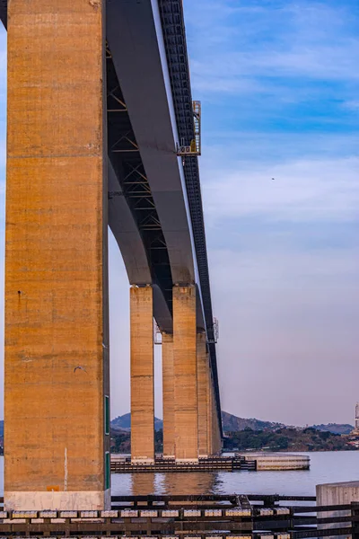 ブラジルのグアナバラ湾に架かるリオネティリ橋として知られる — ストック写真