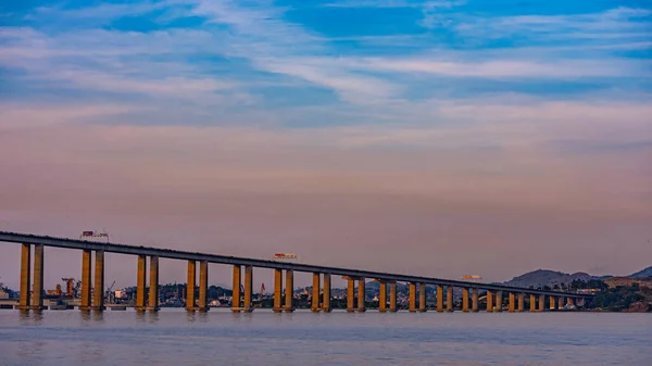 ブラジルのグアナバラ湾に架かるリオネティリ橋として知られる — ストック写真