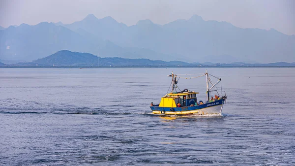 Fischerboot Tagsüber Von Seevögeln Umgeben Der Guanabara Bucht Rio Janeiro — Stockfoto