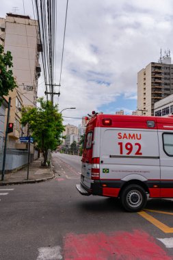 Niteroi, Rio de Janeiro, Brezilya - CIRCA 2021: COVID-19 salgını sırasında hastaları taşıyan Mobil Acil Yardım Servisi (SAMU) ambulansı