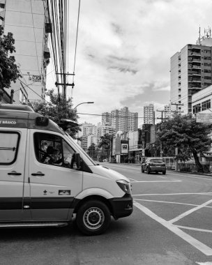 Niteroi, Rio de Janeiro, Brezilya - CIRCA 2021: COVID-19 salgını sırasında hastaları taşıyan Mobil Acil Yardım Servisi (SAMU) ambulansı