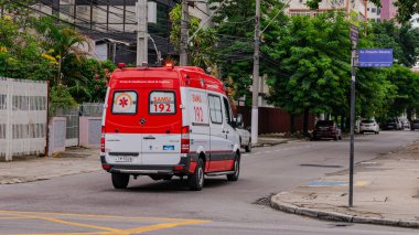 Niteroi, Rio de Janeiro, Brezilya - CIRCA 2021: COVID-19 salgını sırasında hastaları taşıyan Mobil Acil Yardım Servisi (SAMU) ambulansı