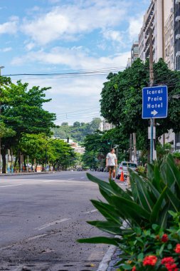 Niteroi, Rio de Janeiro, Brezilya - CIRCA 2021: COVID-19 salgını sırasında kararlaştırılan tecridin önünde az sayıda insanın yürüdüğü kaldırım