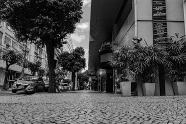 Niteroi, Rio de Janeiro, Brezilya - CIRCA 2021: COVID-19 salgını sırasında kararlaştırılan tecridin önünde az sayıda insanın yürüdüğü kaldırım