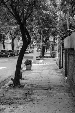 Niteroi, Rio de Janeiro, Brezilya - CIRCA 2021: COVID-19 salgını sırasında kararlaştırılan tecridin önünde az sayıda insanın yürüdüğü kaldırım