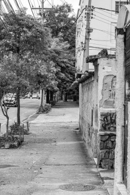 Niteroi, Rio de Janeiro, Brezilya - CIRCA 2021: COVID-19 salgını sırasında kararlaştırılan tecridin önünde az sayıda insanın yürüdüğü kaldırım