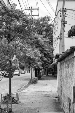 Niteroi, Rio de Janeiro, Brezilya - CIRCA 2021: COVID-19 salgını sırasında kararlaştırılan tecridin önünde az sayıda insanın yürüdüğü kaldırım