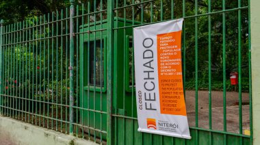 Niteroi, Rio de Janeiro, Brezilya - CIRCA 2020: COVID-19 salgını sırasında halkı yeni koronavirüse karşı korumak için 