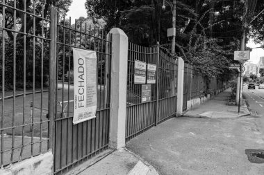 Niteroi, Rio de Janeiro, Brezilya - CIRCA 2020: COVID-19 salgını sırasında halkı yeni koronavirüse karşı korumak için 