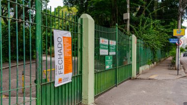 Niteroi, Rio de Janeiro, Brezilya - CIRCA 2020: COVID-19 salgını sırasında halkı yeni koronavirüse karşı korumak için 