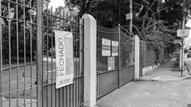 Niteroi, Rio de Janeiro, Brezilya - CIRCA 2020: COVID-19 salgını sırasında halkı yeni koronavirüse karşı korumak için 