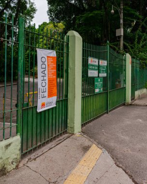 Niteroi, Rio de Janeiro, Brezilya - CIRCA 2020: COVID-19 salgını sırasında halkı yeni koronavirüse karşı korumak için 