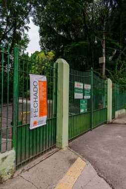 Niteroi, Rio de Janeiro, Brezilya - CIRCA 2020: COVID-19 salgını sırasında halkı yeni koronavirüse karşı korumak için 