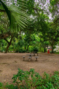 Niteroi, Rio de Janeiro, Brezilya - CIRCA 2021: Campo de Sao Bento olarak bilinen şehir parkı kapalı ve COVID-19 salgını sırasında kararlaştırılan tecrit kararının önünde kimse olmadan