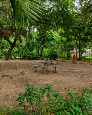 Niteroi, Rio de Janeiro, Brezilya - CIRCA 2021: Campo de So Bento olarak bilinen şehir parkı, COVID-19 salgını sırasında kararlaştırılan tecrit kararının önünde ve önlerinde kimse olmadan kapatıldı
