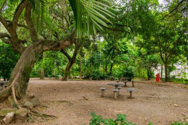 Niteroi, Rio de Janeiro, Brezilya - CIRCA 2021: Campo de So Bento olarak bilinen şehir parkı, COVID-19 salgını sırasında kararlaştırılan tecrit kararının önünde ve önlerinde kimse olmadan kapatıldı