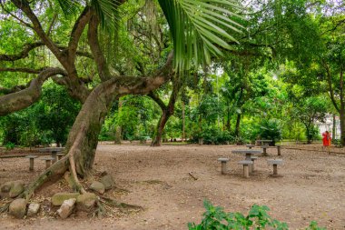 Niteroi, Rio de Janeiro, Brezilya - CIRCA 2021: Campo de So Bento olarak bilinen şehir parkı, COVID-19 salgını sırasında kararlaştırılan tecrit kararının önünde ve önlerinde kimse olmadan kapatıldı