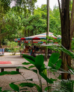 Niteroi, Rio de Janeiro, Brezilya - CIRCA 2021: Campo de So Bento olarak bilinen şehir parkı, COVID-19 salgını sırasında kararlaştırılan tecrit kararının önünde ve önlerinde kimse olmadan kapatıldı