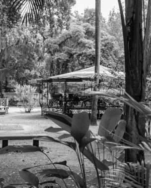 Niteroi, Rio de Janeiro, Brezilya - CIRCA 2021: Campo de So Bento olarak bilinen şehir parkı, COVID-19 salgını sırasında kararlaştırılan tecrit kararının önünde ve önlerinde kimse olmadan kapatıldı