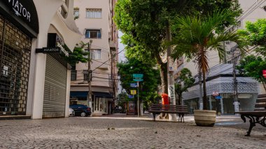 Rio de Janeiro, Brezilya - CIRCA 2021: COVID-19 salgını sırasında kararlaştırılan tecridin önünde az sayıda insanın yürüdüğü kaldırım
