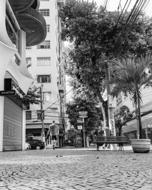 Rio de Janeiro, Brezilya - CIRCA 2021: COVID-19 salgını sırasında kararlaştırılan tecridin önünde az sayıda insanın yürüdüğü kaldırım