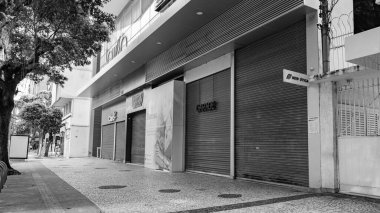 Niteroi, Rio de Janeiro, Brezilya - CIRCA 2020: COVID-19 salgını sırasında kararlaştırılan tecrit nedeniyle dükkanlar geçici olarak kapatıldı. Fotoğraf Brezilya 'daki ikinci enfeksiyon dalgası sırasında Sars-CoV-2 vakalarının yoğunlaşması sırasında çekildi..