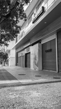 Niteroi, Rio de Janeiro, Brezilya - CIRCA 2020: COVID-19 salgını sırasında kararlaştırılan tecrit nedeniyle dükkanlar geçici olarak kapatıldı. Fotoğraf Brezilya 'daki ikinci enfeksiyon dalgası sırasında Sars-CoV-2 vakalarının yoğunlaşması sırasında çekildi..