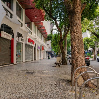 Niteroi, Rio de Janeiro, Brezilya - CIRCA 2020: COVID-19 salgını sırasında kararlaştırılan tecrit nedeniyle dükkanlar geçici olarak kapatıldı. Fotoğraf Brezilya 'daki ikinci enfeksiyon dalgası sırasında Sars-CoV-2 vakalarının yoğunlaşması sırasında çekildi..