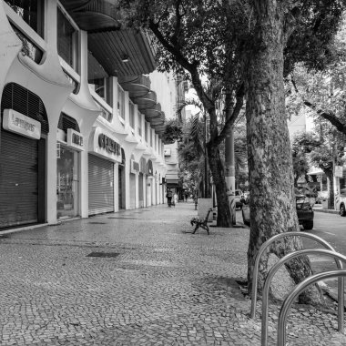 Niteroi, Rio de Janeiro, Brezilya - CIRCA 2020: COVID-19 salgını sırasında kararlaştırılan tecrit nedeniyle dükkanlar geçici olarak kapatıldı. Fotoğraf Brezilya 'daki ikinci enfeksiyon dalgası sırasında Sars-CoV-2 vakalarının yoğunlaşması sırasında çekildi..