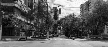 Niteroi, Rio de Janeiro, Brezilya - CIRCA 2020: COVID-19 salgını sırasında kararlaştırılan tecrit karşısında araçların hareket etmediği ve boş olan sokaklar. Fotoğraf Brezilya 'daki ikinci enfeksiyon dalgası sırasında yeni Sars-CoV-2 vakalarında çekildi