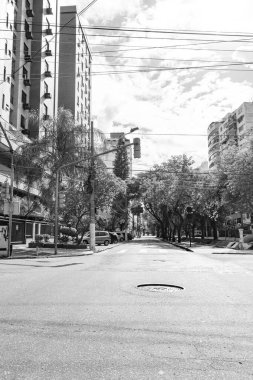 Niteroi, Rio de Janeiro, Brezilya - CIRCA 2020: COVID-19 salgını sırasında kararlaştırılan tecrit karşısında araçların hareket etmediği ve boş olan sokaklar. Fotoğraf Brezilya 'daki ikinci enfeksiyon dalgası sırasında yeni Sars-CoV-2 vakalarında çekildi