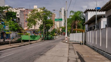 Niteroi, Rio de Janeiro, Brezilya - CIRCA 2020: COVID-19 salgını sırasında kararlaştırılan tecrit karşısında araçların hareket etmediği ve boş olan sokaklar. Fotoğraf Brezilya 'daki ikinci enfeksiyon dalgası sırasında yeni Sars-CoV-2 vakalarında çekildi