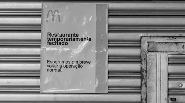 ニテロイ リオデジャネイロ ブラジル Circa 2021 Covid 19パンデミックの間に一時的に閉鎖されたマクドナルドのドアの紙の看板 — ストック写真