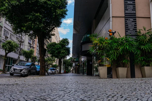 Niteroi, Rio de Janeiro, Brezilya - CIRCA 2021: COVID-19 salgını sırasında kararlaştırılan tecridin önünde az sayıda insanın yürüdüğü kaldırım