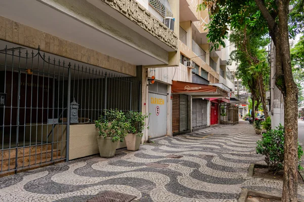 Niteroi, Rio de Janeiro, Brezilya - CIRCA 2020: COVID-19 salgını sırasında kararlaştırılan tecrit nedeniyle dükkanlar geçici olarak kapatıldı. Fotoğraf Brezilya 'daki ikinci enfeksiyon dalgası sırasında Sars-CoV-2 vakalarının yoğunlaşması sırasında çekildi..