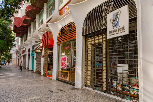 Niteroi, Rio de Janeiro, Brezilya - CIRCA 2020: COVID-19 salgını sırasında kararlaştırılan tecrit nedeniyle dükkanlar geçici olarak kapatıldı. Fotoğraf Brezilya 'daki ikinci enfeksiyon dalgası sırasında Sars-CoV-2 vakalarının yoğunlaşması sırasında çekildi..