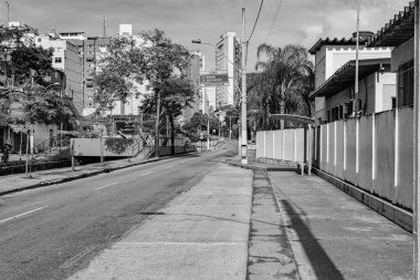 Niteroi, Rio de Janeiro, Brezilya - CIRCA 2020: COVID-19 salgını sırasında kararlaştırılan tecrit karşısında araçların hareket etmediği ve boş olan sokaklar. Fotoğraf Brezilya 'daki ikinci enfeksiyon dalgası sırasında yeni Sars-CoV-2 vakalarında çekildi