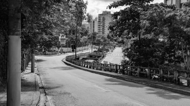 Niteroi, Rio de Janeiro, Brezilya - CIRCA 2020: COVID-19 salgını sırasında kararlaştırılan tecrit karşısında araçların hareket etmediği ve boş olan sokaklar. Fotoğraf Brezilya 'daki ikinci enfeksiyon dalgası sırasında yeni Sars-CoV-2 vakalarında çekildi