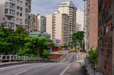 Niteroi, Rio de Janeiro, Brezilya - CIRCA 2020: COVID-19 salgını sırasında kararlaştırılan tecrit karşısında araçların hareket etmediği ve boş olan sokaklar. Fotoğraf Brezilya 'daki ikinci enfeksiyon dalgası sırasında yeni Sars-CoV-2 vakalarında çekildi