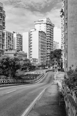 Niteroi, Rio de Janeiro, Brezilya - CIRCA 2020: COVID-19 salgını sırasında kararlaştırılan tecrit karşısında araçların hareket etmediği ve boş olan sokaklar. Fotoğraf Brezilya 'daki ikinci enfeksiyon dalgası sırasında yeni Sars-CoV-2 vakalarında çekildi