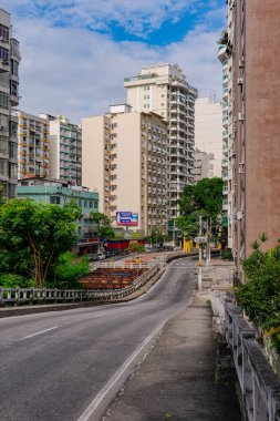 Niteroi, Rio de Janeiro, Brezilya - CIRCA 2020: COVID-19 salgını sırasında kararlaştırılan tecrit karşısında araçların hareket etmediği ve boş olan sokaklar. Fotoğraf Brezilya 'daki ikinci enfeksiyon dalgası sırasında yeni Sars-CoV-2 vakalarında çekildi