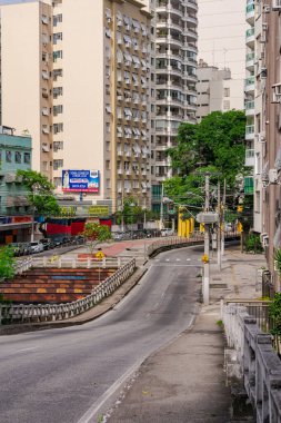 Niteroi, Rio de Janeiro, Brezilya - CIRCA 2020: COVID-19 salgını sırasında kararlaştırılan tecrit karşısında araçların hareket etmediği ve boş olan sokaklar. Fotoğraf Brezilya 'daki ikinci enfeksiyon dalgası sırasında yeni Sars-CoV-2 vakalarında çekildi