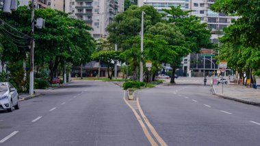 Niteroi, Rio de Janeiro, Brezilya - CIRCA 2020: COVID-19 salgını sırasında kararlaştırılan tecrit karşısında araçların hareket etmediği ve boş olan sokaklar. Fotoğraf Brezilya 'daki ikinci enfeksiyon dalgası sırasında yeni Sars-CoV-2 vakalarında çekildi