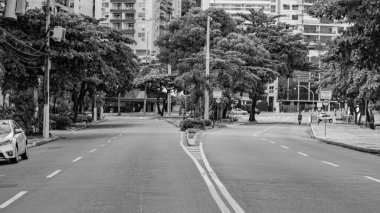 Niteroi, Rio de Janeiro, Brezilya - CIRCA 2020: COVID-19 salgını sırasında kararlaştırılan tecrit karşısında araçların hareket etmediği ve boş olan sokaklar. Fotoğraf Brezilya 'daki ikinci enfeksiyon dalgası sırasında yeni Sars-CoV-2 vakalarında çekildi