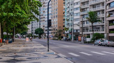Niteroi, Rio de Janeiro, Brezilya - CIRCA 2020: COVID-19 salgını sırasında kararlaştırılan tecrit karşısında araçların hareket etmediği ve boş olan sokaklar. Fotoğraf Brezilya 'daki ikinci enfeksiyon dalgası sırasında yeni Sars-CoV-2 vakalarında çekildi