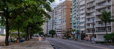 Niteroi, Rio de Janeiro, Brezilya - CIRCA 2020: COVID-19 salgını sırasında kararlaştırılan tecrit karşısında araçların hareket etmediği ve boş olan sokaklar. Fotoğraf Brezilya 'daki ikinci enfeksiyon dalgası sırasında yeni Sars-CoV-2 vakalarında çekildi