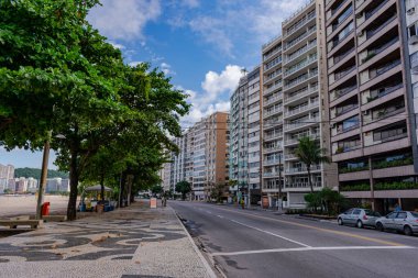 Niteroi, Rio de Janeiro, Brezilya - CIRCA 2020: COVID-19 salgını sırasında kararlaştırılan tecrit karşısında araçların hareket etmediği ve boş olan sokaklar. Fotoğraf Brezilya 'daki ikinci enfeksiyon dalgası sırasında yeni Sars-CoV-2 vakalarında çekildi