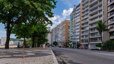 Niteroi, Rio de Janeiro, Brezilya - CIRCA 2020: COVID-19 salgını sırasında kararlaştırılan tecrit karşısında araçların hareket etmediği ve boş olan sokaklar. Fotoğraf Brezilya 'daki ikinci enfeksiyon dalgası sırasında yeni Sars-CoV-2 vakalarında çekildi
