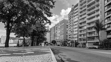 Niteroi, Rio de Janeiro, Brezilya - CIRCA 2020: COVID-19 salgını sırasında kararlaştırılan tecrit karşısında araçların hareket etmediği ve boş olan sokaklar. Fotoğraf Brezilya 'daki ikinci enfeksiyon dalgası sırasında yeni Sars-CoV-2 vakalarında çekildi